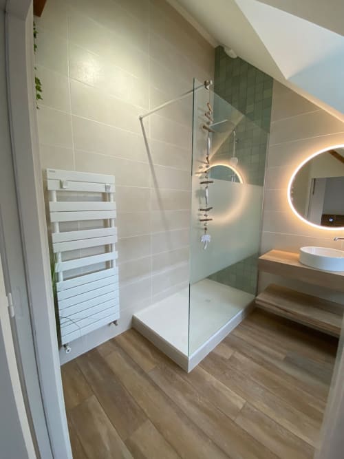 Salle de bain moderne du B&B Lady Jule avec douche à l'italienne, sèche-serviettes chauffant et miroir rétroéclairé