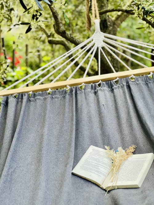 Livre ouvert avec fleurs séchées dans un hamac au jardin de l'Agriturismo Stecadò, Dolceacqua Italie