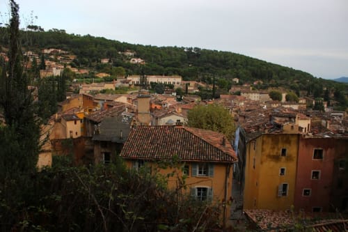 Village perché de Brignoles avec bâtisses en terre cuite et collines verdoyantes, gîte La Cordeline en Provence