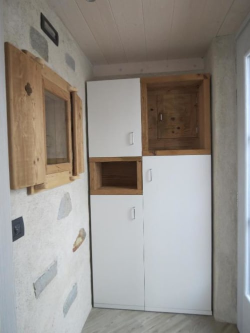 Cucina moderna in appartamento a Livigno con mobili in legno e bianchi, elettrodomestici integrati e vista sulla montagna