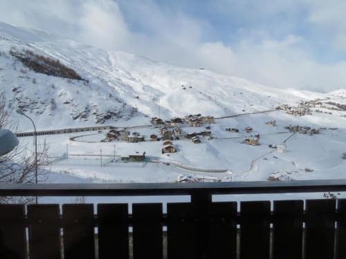 Il villaggio alpino di Livigno innevato con vette, strade e edifici sparsi visto dal balcone di Al Dos