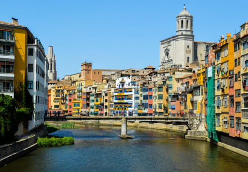 Farbenfrohe historische Gebäude entlang des Flusses in Girona, Spanien in der Nähe der Unterkunft Ty Pals