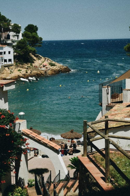 Strandgrundstück Ty Pals in Pals, Spanien mit Mittelmeerbucht, weißen Gebäuden und vertäuten Booten