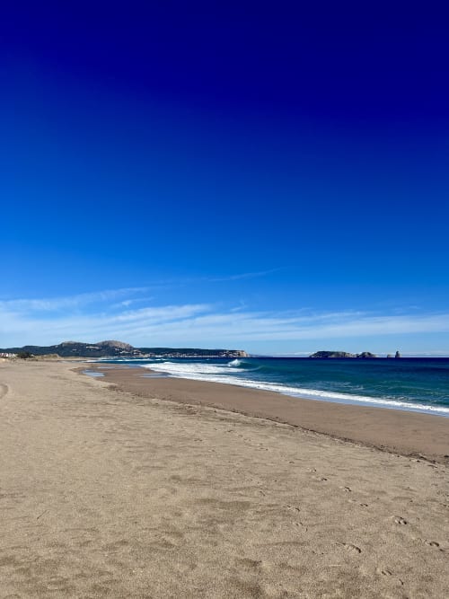 Sandstrand mit türkisfarbenem Wasser und Küstenhügeln, in der Nähe des Gästehauses Ty Pals in Pals, Spanien