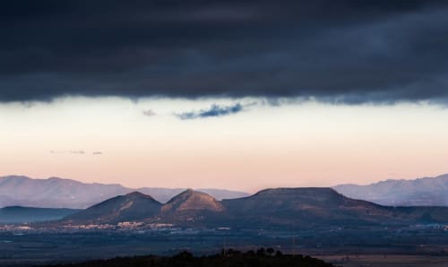 Vulkangipfel und Tallandschaft in der Abenddämmerung nahe dem Gästehaus Ty Pals in Pals, Spanien