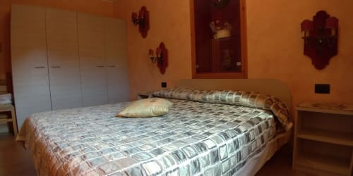 Camera da letto accogliente al piano terra di Al Dos a Livigno con biancheria a motivi e arredamento con vista montagna