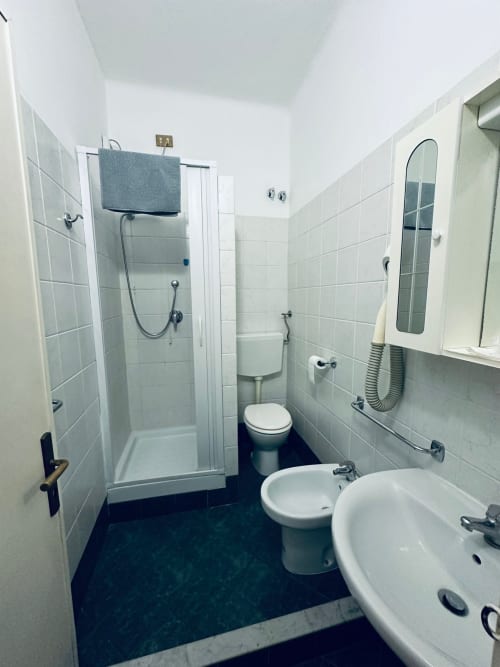Bagno moderno della Vecchie Mura B&B a Varazze, Italia, con doccia, WC e doppio lavabo