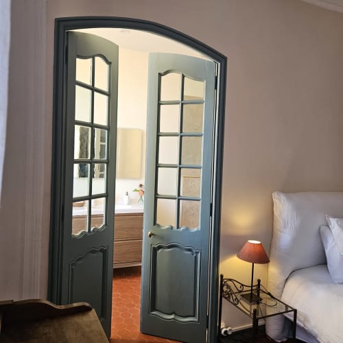 Portes-fenêtres français foncées avec vitres ouvertes sur la chambre de La Cordeline B&B à Brignoles