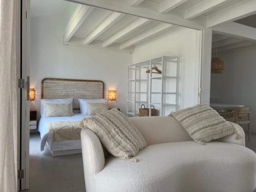 Quarto luminoso e moderno com sofá creme e cama de estrutura em madeira na Casa Ingrina, Bordeira