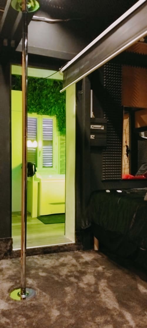 logement atypique Toulon , VAR, PACA avec jacuzy, sauna, pour week end amoureux et séjour insolite, crois de saint andré et fauteuil tantra 