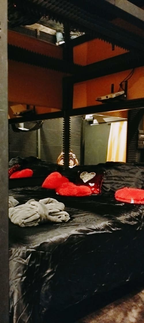 logement atypique Toulon , VAR, PACA avec jacuzy, sauna, pour week end amoureux et séjour insolite, crois de saint andré et ambiance BDSM