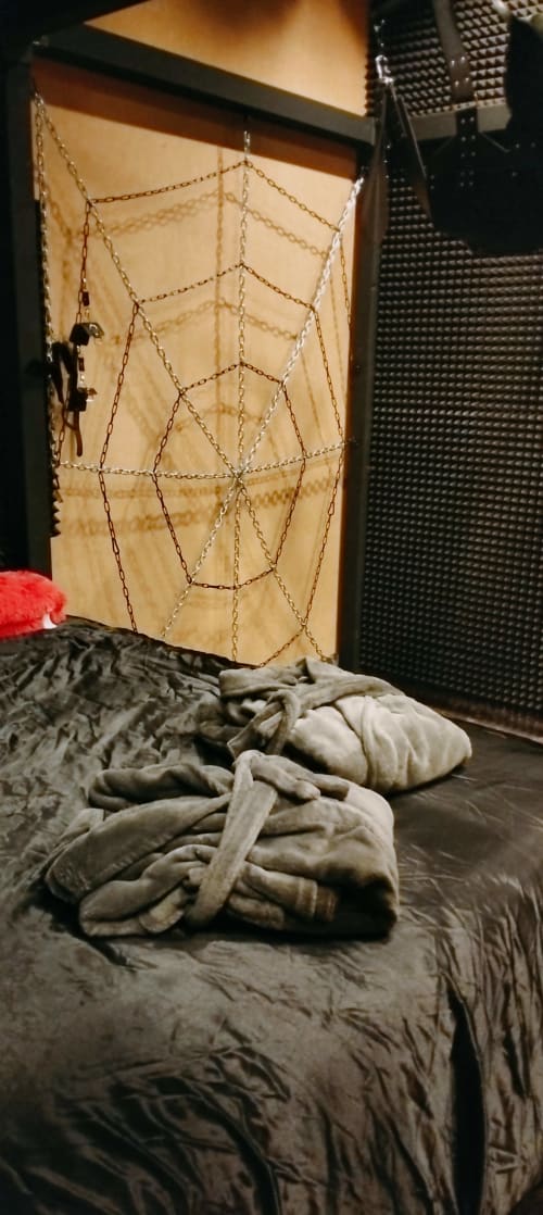 logement atypique Toulon , VAR, PACA avec jacuzy, sauna, pour week end amoureux et séjour insolite, crois de saint andré et ambiance BDSM