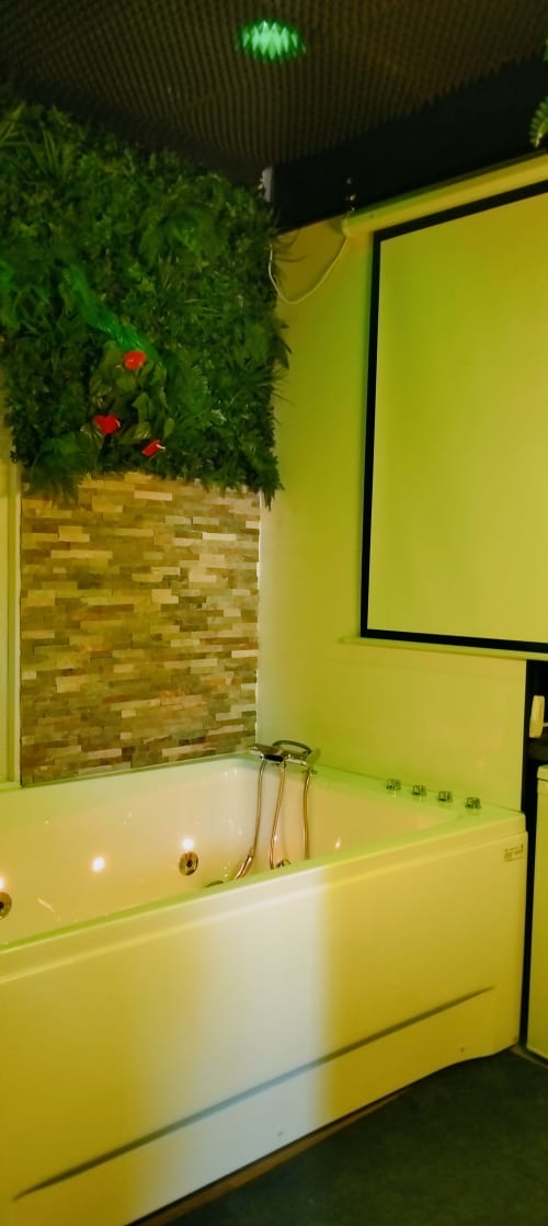 logement atypique Toulon , VAR, PACA avec jacuzy, sauna, pour week end amoureux et séjour insolite, crois de saint andré et ambiance BDSM