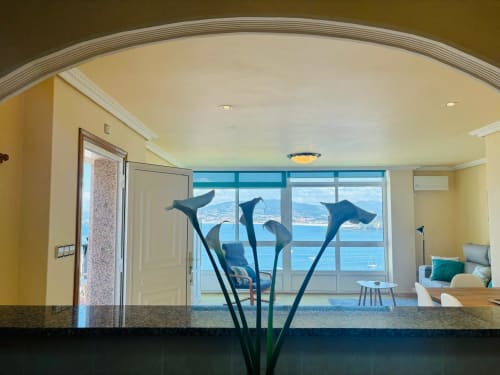 Lujosa casita en Baiona con vistas panorámicas al mar, espacios modernos con paredes amarillas y contemporáneo diseño de cola de ballena