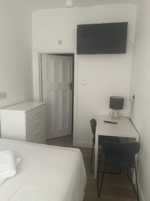 Silver Ensuite Room at Starlet Property London with bed, desk, TV, and en-suite bathroom