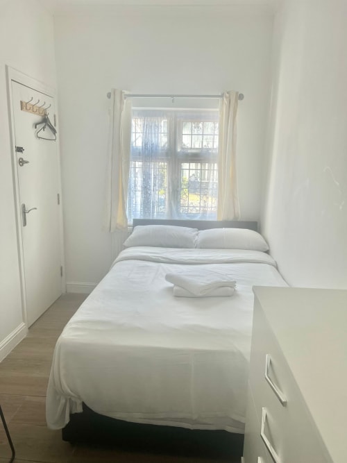 Bright Silver Ensuite Room at Starlet Property London with bed, window, and private bathroom