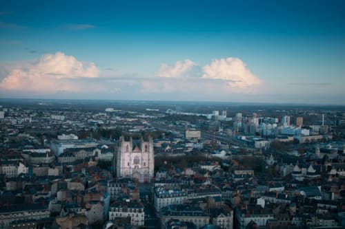 Vue aérienne de la cathédrale d'Angers et du paysage urbain près de Sainte-Luce-sur-Loire, France