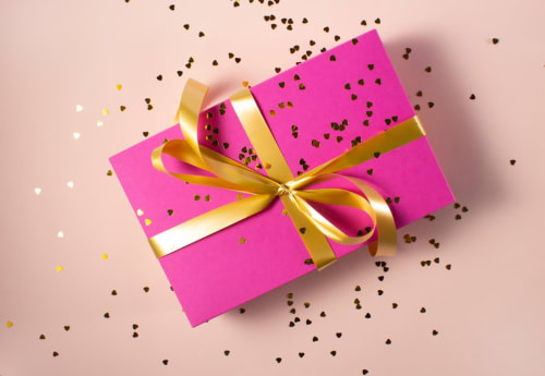 Boîte cadeau rose vif avec ruban doré et cœurs en chocolat à la Maison d'hôtes Spa Lady Jule, Sainte-Luce-sur-Loire