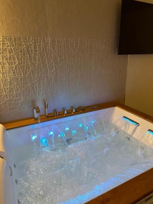Vasca da bagno lussuosa con illuminazione LED blu presso l'appartamento Enjoy House Bracciano in Italia