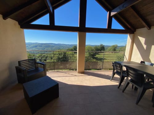 Terrasse couverte avec vue sur les montagnes au gîte Le Domaine du Bez à Saint Laurent d'Olt