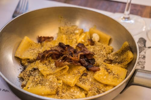 Pappardelle con guanciale croccante e pepe nero al ristorante Enjoy House di Bracciano