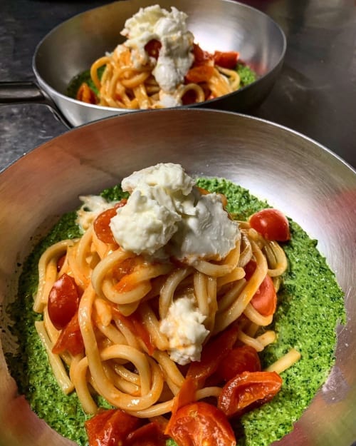 Pasta artisticamente presentata con pesto, mozzarella fresca e verdure arrostite da Enjoy House Bracciano