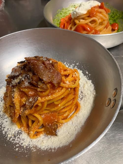 Spaghetti alla carbonara in piatto con guanciale croccante e parmigiano al ristorante Enjoy House Bracciano
