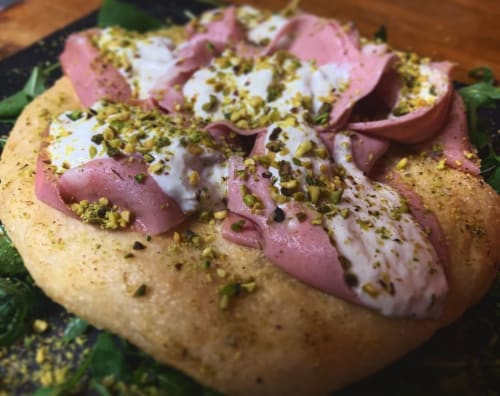 Sfoglia gourmet ai pistacchio e speck presso Enjoy House a Bracciano, Italia