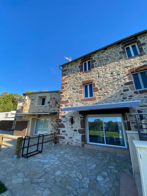 Maison en pierre du Domaine du Bez avec vue sur les montagnes, Saint Laurent d'Olt