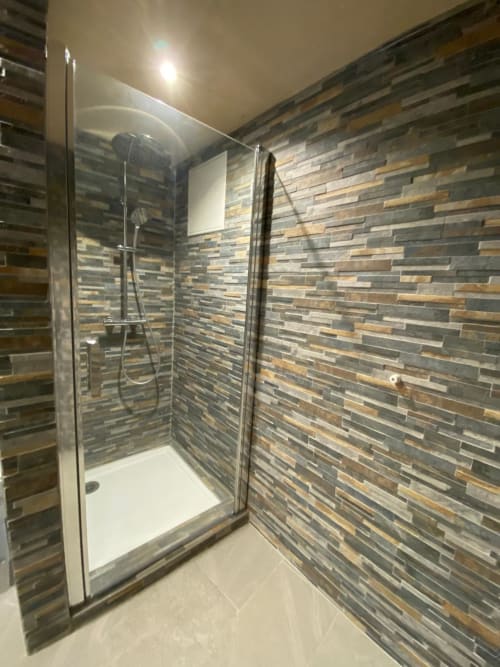 Douche à l'italienne moderne aux murs en ardoise multicolore, gîte Le Domaine du Bez, Saint Laurent d'Olt