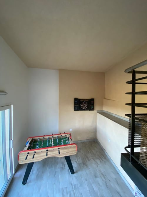 Salle de jeux avec baby-foot, fléchettes et escalier au gîte Le Domaine du Bez à Saint Laurent d'Olt