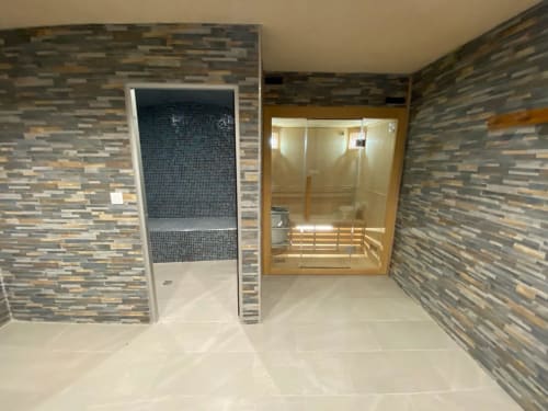Espace spa moderne au Domaine du Bez avec hammam et sauna aux murs en ardoise