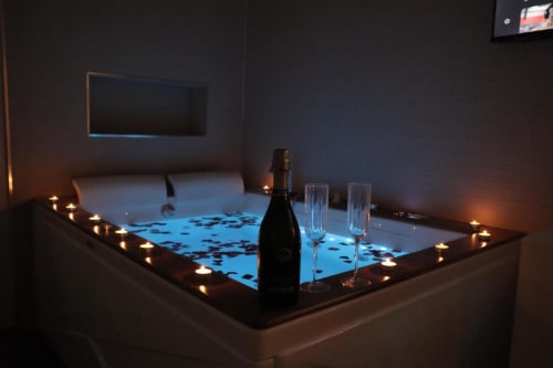 Lussuoso bagno termale con champagne e candele presso Enjoy House Bracciano, romantica fuga italiana