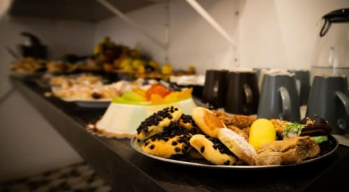 Esposizione di pasticceria e prodotti da forno al bed and breakfast C'era una Volta a Palermo, Italia
