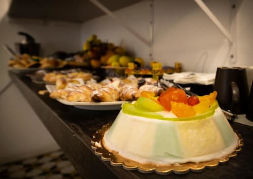 Buffet di dolci a C'era una Volta B&B Palermo con pasticcini, torte alla crema e frutta fresca