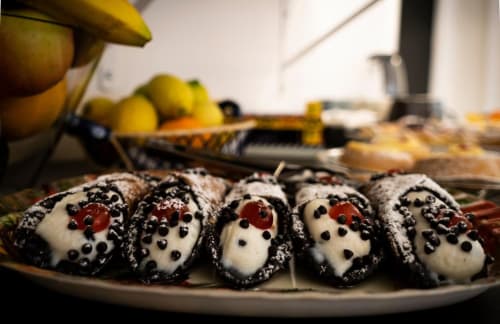Dolci al cioccolato con crema bianca e frutti di bosco a C'era una Volta B&B, Palermo Sicilia