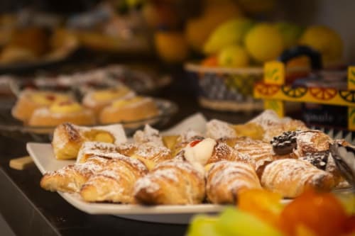 Pasticceria e frutta fresca al breakfast del B&B C'era una Volta a Palermo