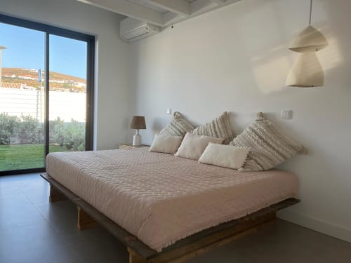 Quarto espaçoso na villa Casa Barranco, Bordeira, com roupa de cama neutra, iluminação pendente e vista para o jardim