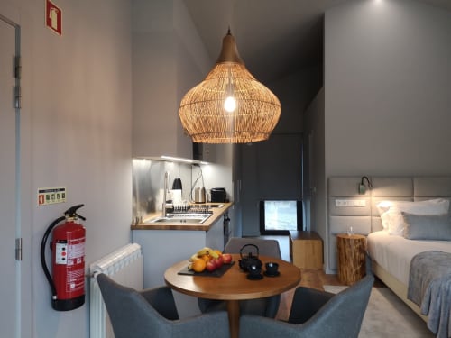 Quarto moderno em Em Xisto com luminária de palha, mesa redonda, kitchenete, cama e vista para as montanhas em Góis