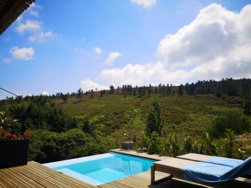 Vista da montanha do terraço da piscina da villa em Em Xisto, Góis Portugal com paisagem de floresta