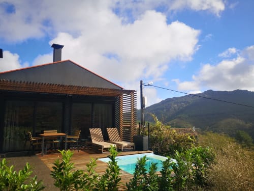 Villa moderna com piscina em terraço em Em Xisto, Góis Portugal, com vistas para a paisagem montanhosa