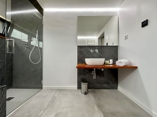 Casa de banho moderna na villa Em Xisto em Góis com paredes em mármore escuro, móvel em madeira, lavatório suspenso e duche aberto