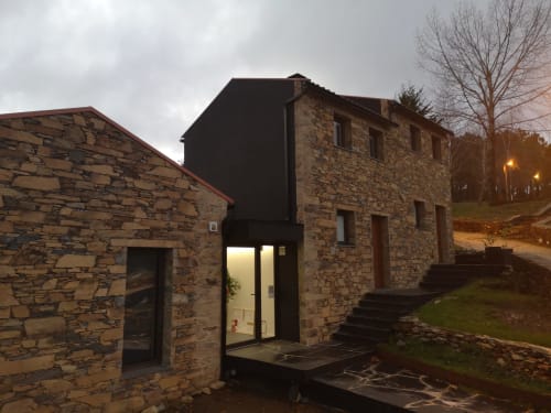 Villa em pedra moderna do hotel Em Xisto na serra de Góis, Portugal, com entrada iluminada e ambiente rural