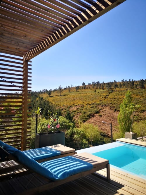 Terraço da vila na montanha com espreguiçadeiras, pérgula e piscina com vista para a zona rural de Góis, hotel Em Xisto