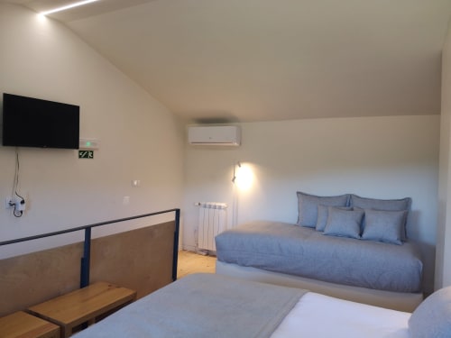 Quarto moderno na villa de montanha Em Xisto perto de Góis com duas camas, TV de ecrã plano e ar condicionado