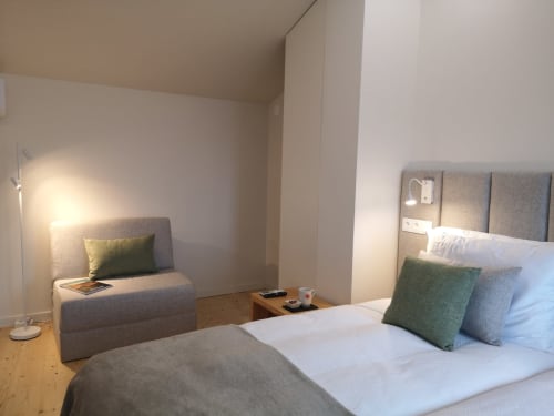 Quarto moderno no hotel Em Xisto em Góis com cama, área de estar e móveis contemporâneos