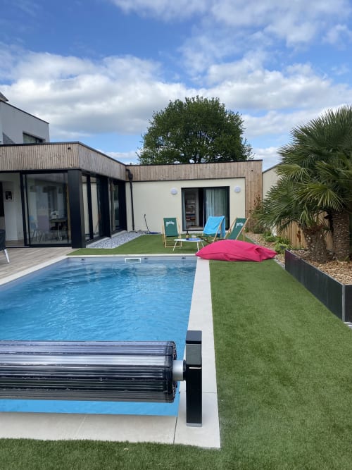 Chambres d'hôtes Lady Jule : espace piscine avec chaises longues et bâtiment spa moderne à Sainte-Luce-sur-Loire