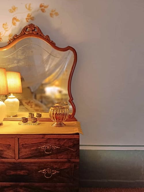 Ornate wooden vanity with mirror and lamp in Santiago room at Casa Peregrinando B&B, Navarrete