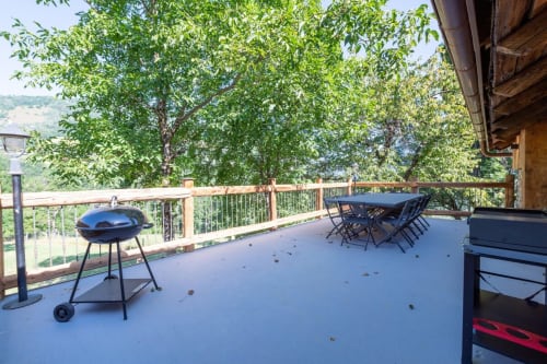 Spacieuse terrasse montagne du Chalet de L'Épigny avec grill, coin repas et vues sur la vallée alpine à Grand Aigueblanche