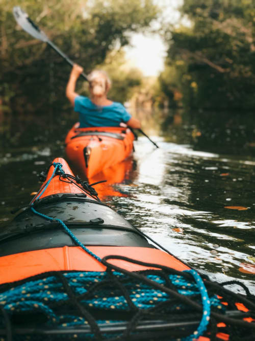 Aventure de kayak sur la rivière près de Darazac, France avec kayak orange et pagaie bleue